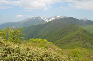 H250605 1201 三国山から平標山と仙ノ倉山と大源太山に続く稜線を望む