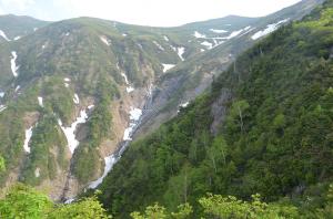 H250605 1538 平標山から流れ下る滝は長い
